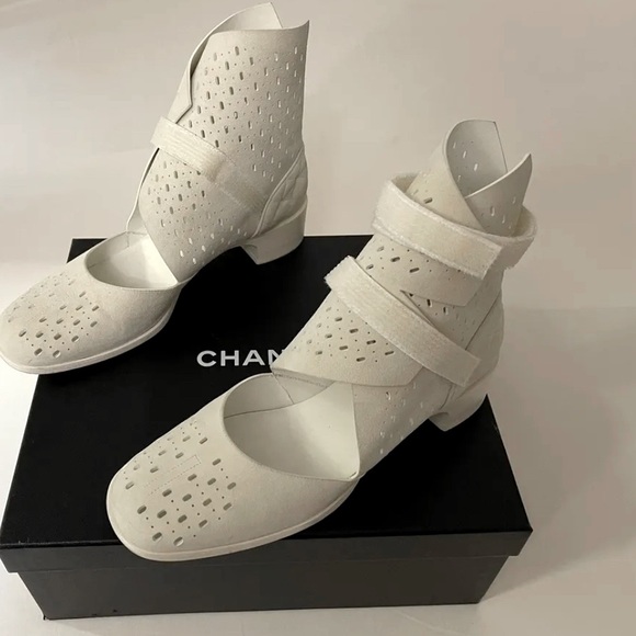 AUTHENTIC CHANEL 17S PERFORATED SUEDE WHITE SHORT BOOT $1125 42EU/12US - Picture 9 of 11
